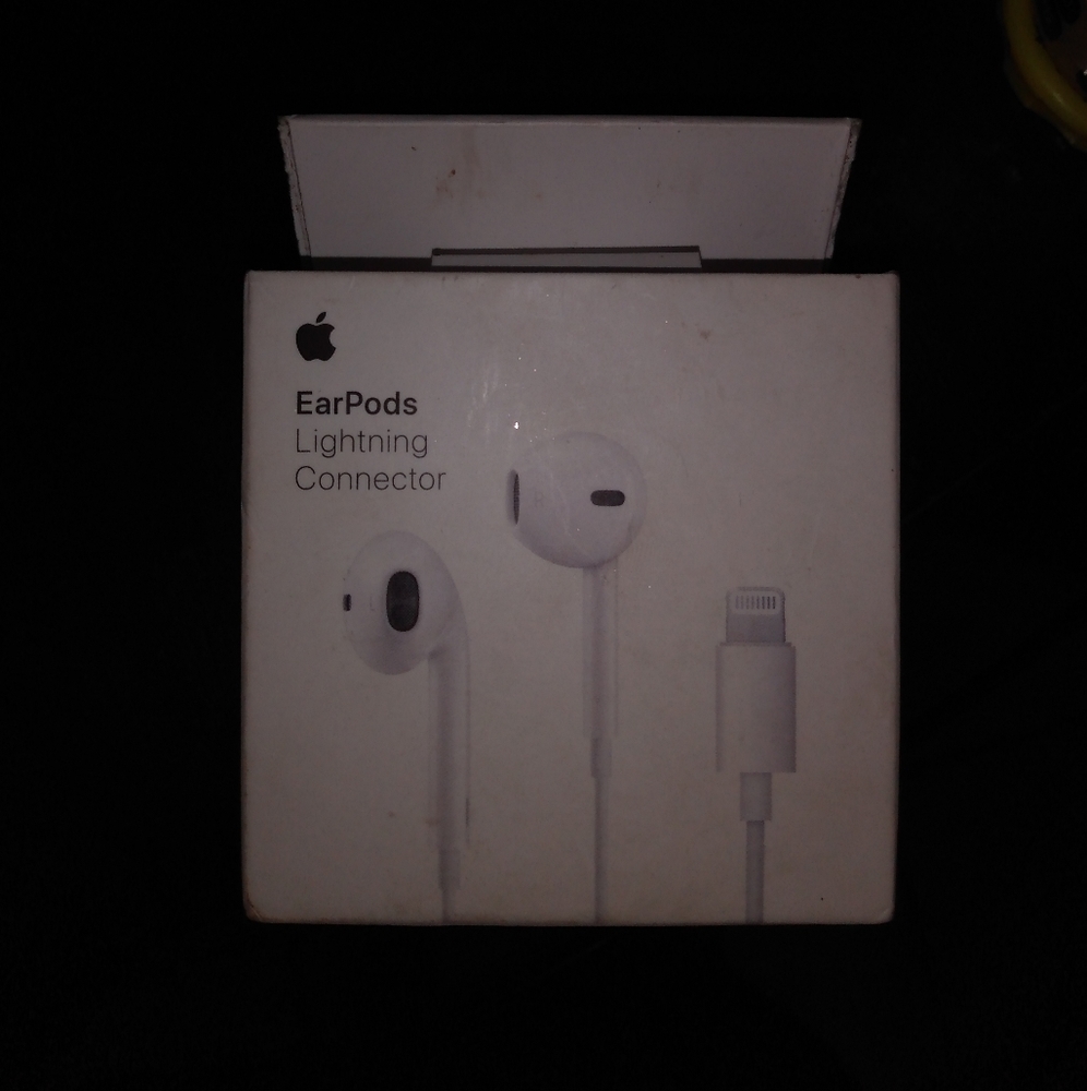 Ear pods with lightning connector